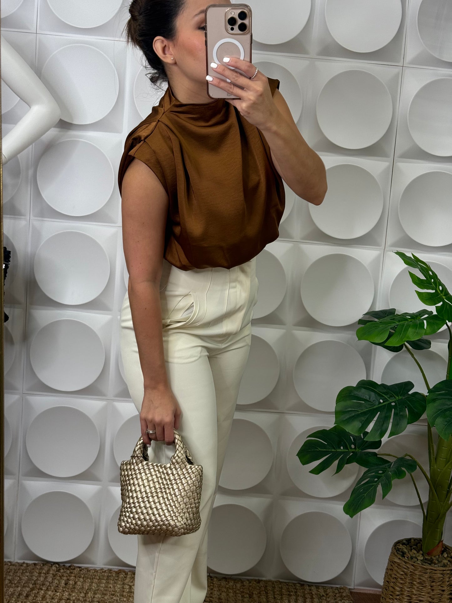 Paola Top – Elegancia en tono cocoa, perfecto para oficina o cita casual