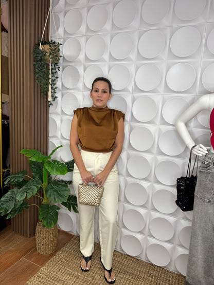 Paola Top – Elegancia en tono cocoa, perfecto para oficina o cita casual